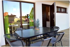 Stolik na tarasie przy domku nr 1