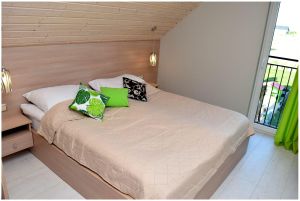 Sypialnia mała na piętrze domku nr 1.