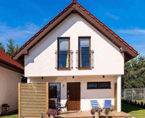 Widok na domek nr 5 z zewnątrz.